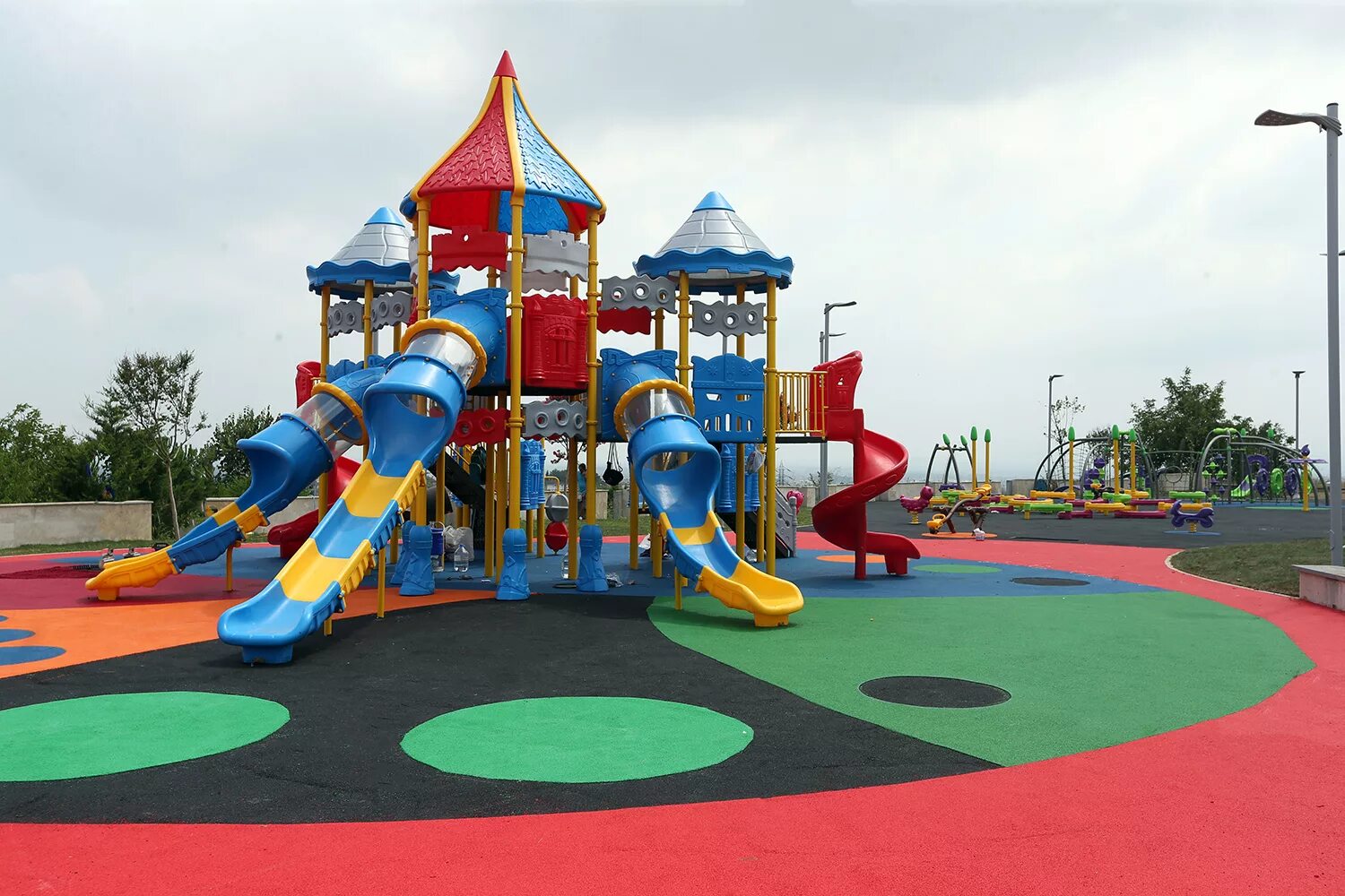 Большая детская площадка. Большая детская площадка. Детская площадка в москве. Очень большая площадка. Огромные детские площадки.