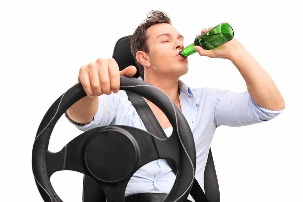 Водитель пьет за рулем. Человек за рулем. Мужчина за рулем. Человек пьёт на ходу.