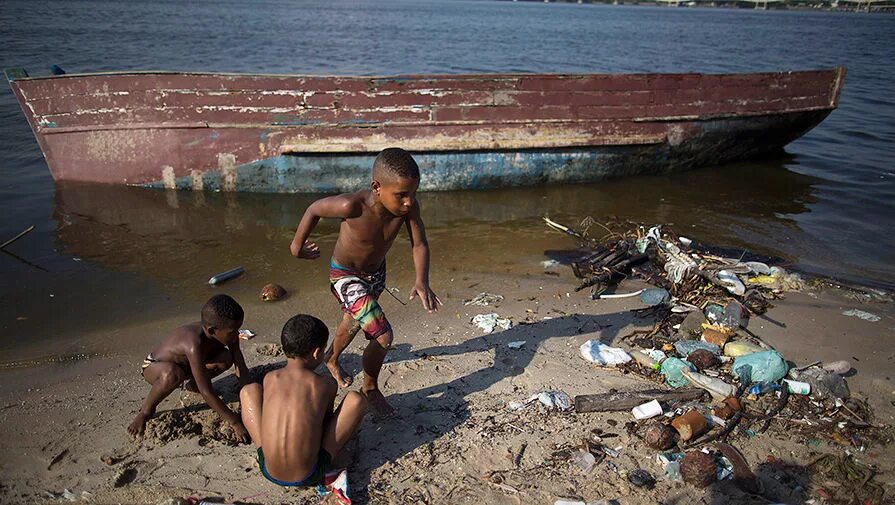 Идти в грязной воде. Грязная вода. Грязная вода фото.