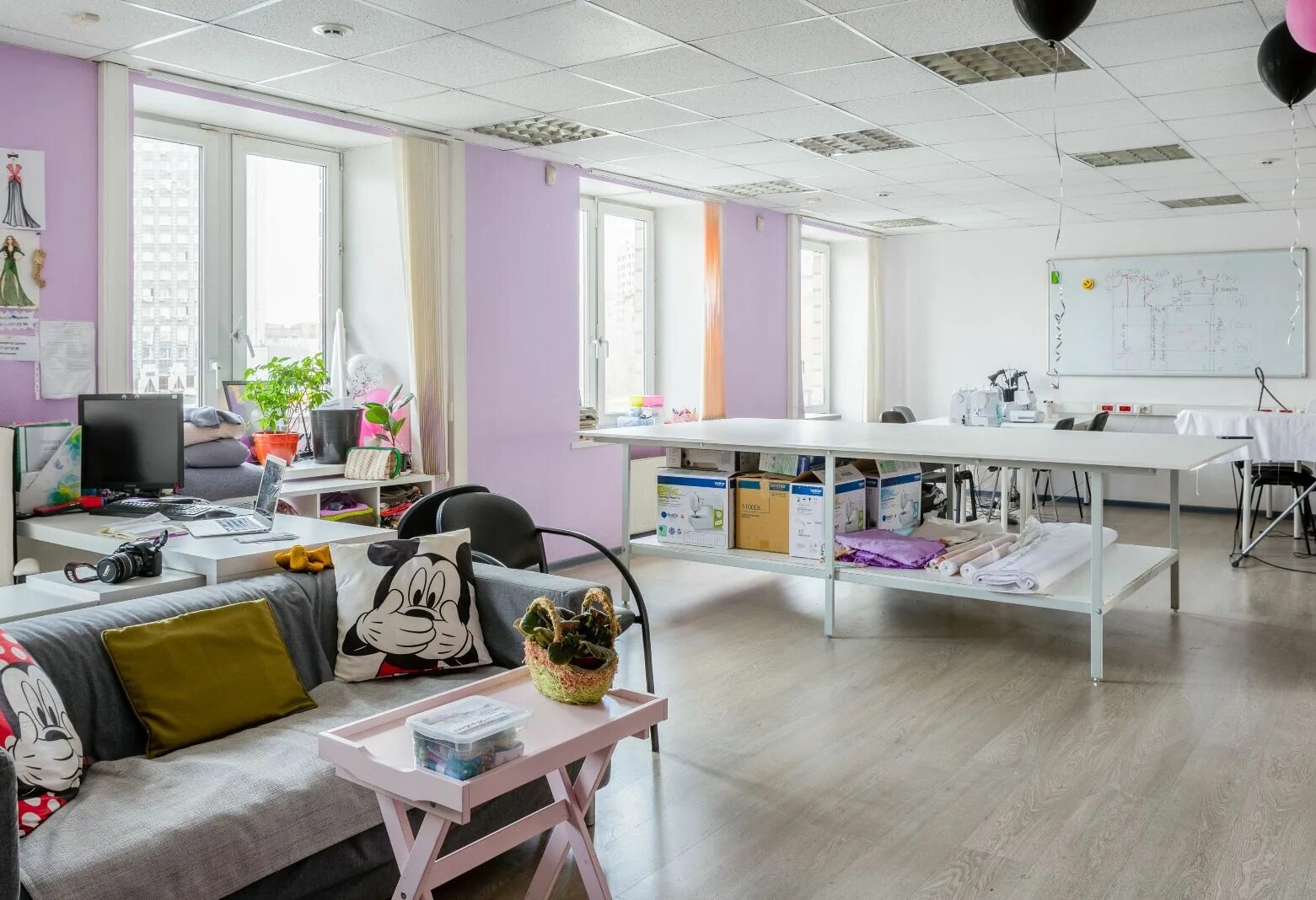 Оборудование для швейной мастерской. Мастерская по пошиву. Интерьер ателье. Мастерские для пошива. Студия шитья.