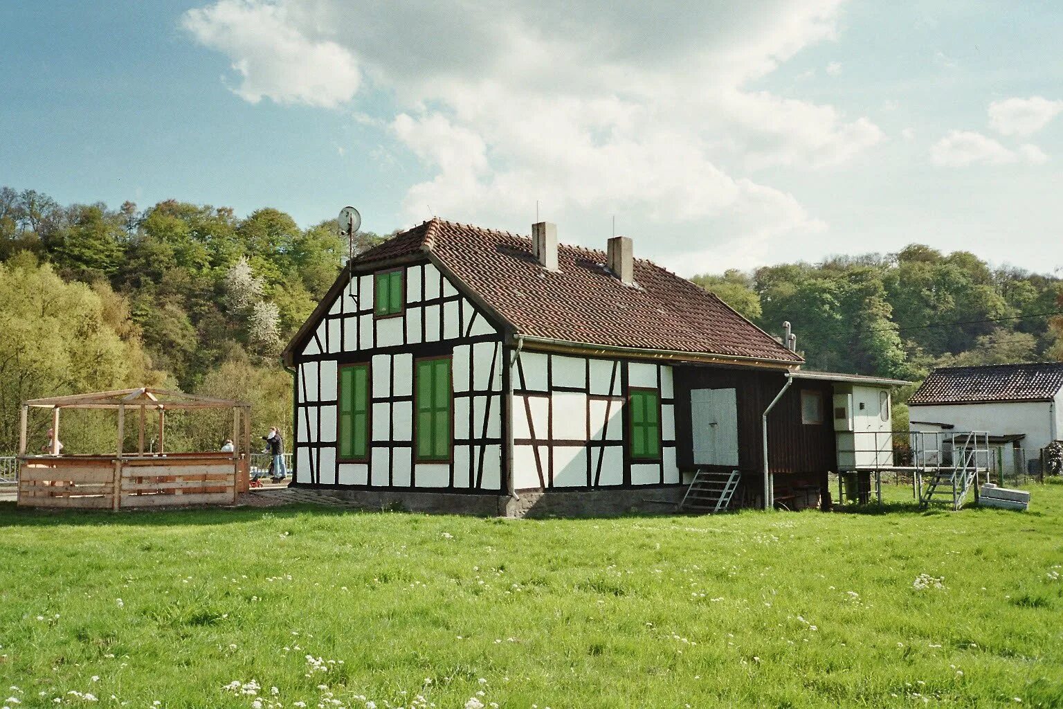 Lock house. Глостер лодж уэймут. Lock house. Chelsea gardens canal keeper's cottage. Stratton park house.