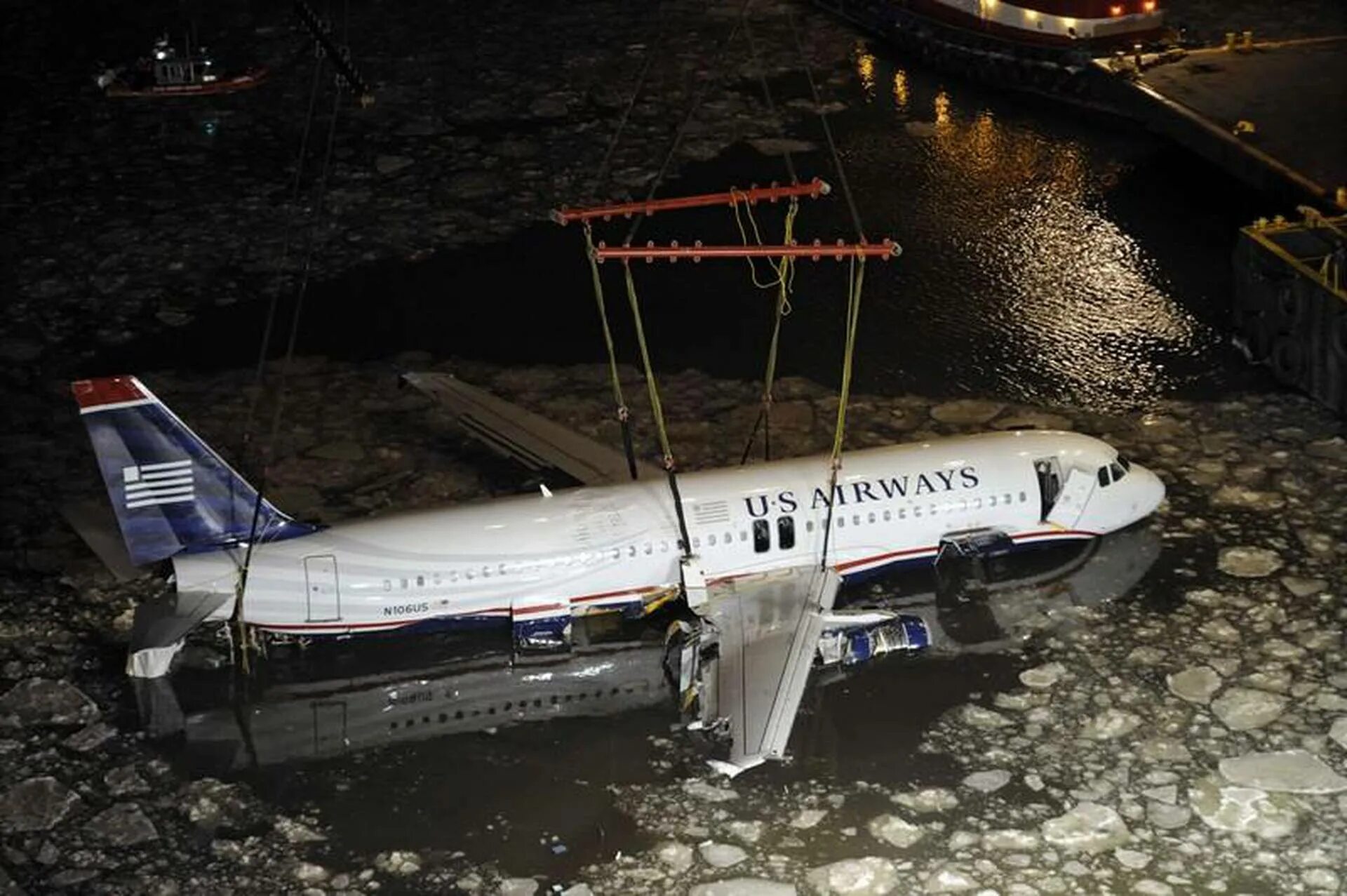 Аварийные посадки самолетов на воду. Аварийная посадка a320 на Гудзон. Гудзон 15 января 2009. Самолёт на Гудзоне 2009. Посадка а320 на Гудзон.