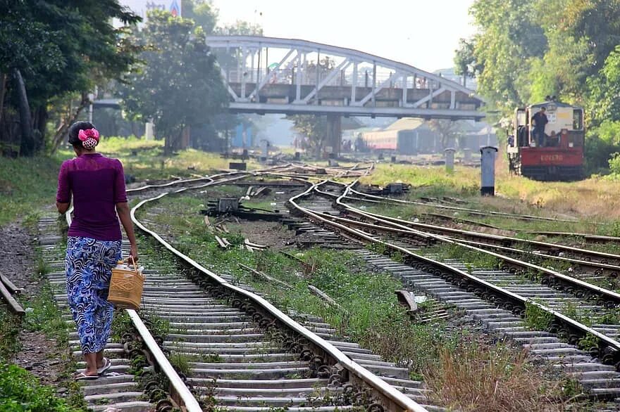 Женщины на железной дороге. Трековые рельсы. Abandoned Railway. Along a Railroad.