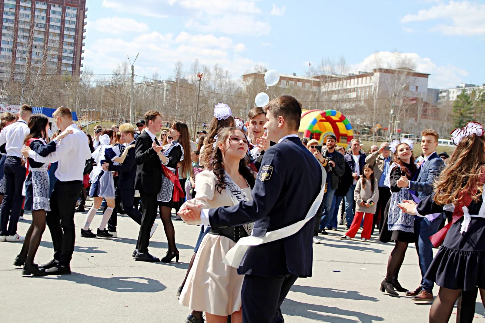 5 мая 19 год. Школьный выпускной. Последний звонок 11 класс. Выпускной фото. Выпускница школы.