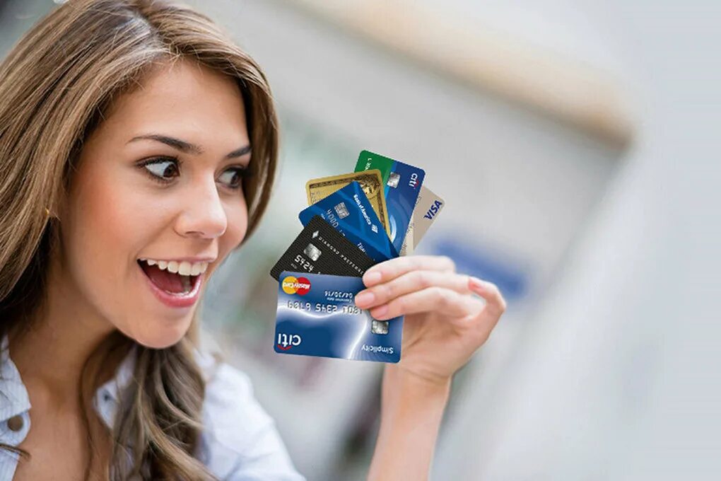 Кредитная карта. Банковская карточка. Кредитные банковские карты. Девушка с карточкой.