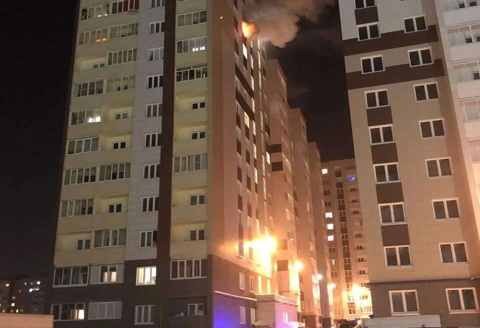 Пожар в Твери вчера в Московском районе. Пожар новостройки в Твери в Южном. Около многоэтажки. Пожар в Южном Тверь. Сгорела многоэтажка в твери