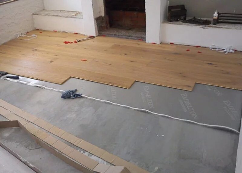Укладка ламината на бетонный пол своими руками. Укладка ламината на бетон. Укладка ламината на бетонный пол. Ламинат на деревянный пол. Ламинат под бетонный пол.