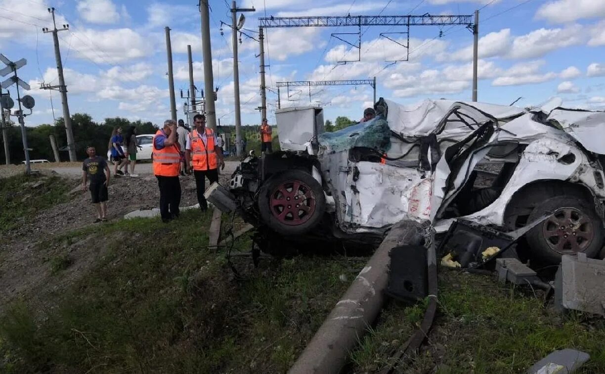 Столкновение поезда с авто. Столкновение поезда с машиной. Авария в Амурской области.