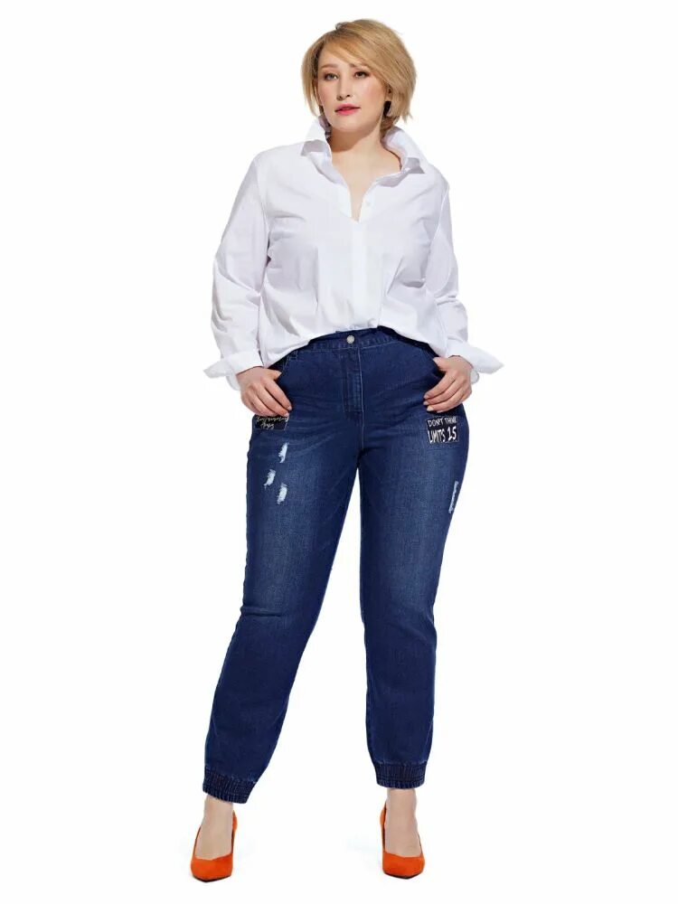 Купить джинсы в москве недорого женские. Джинсы женские. Джинсы женские для полных женщин. Летние джинсы для полных женщин. Женщина в джинсах.