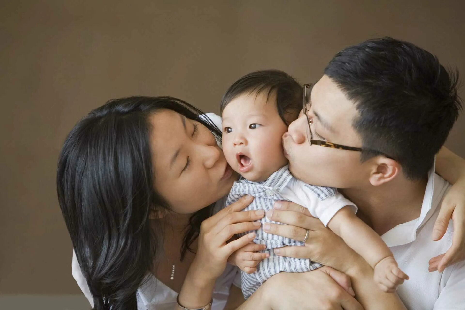 Одна семья - один ребёнок. Семья на китайском для детей. Китайские дети с родителями. Одна семья один ребенок в Китае.