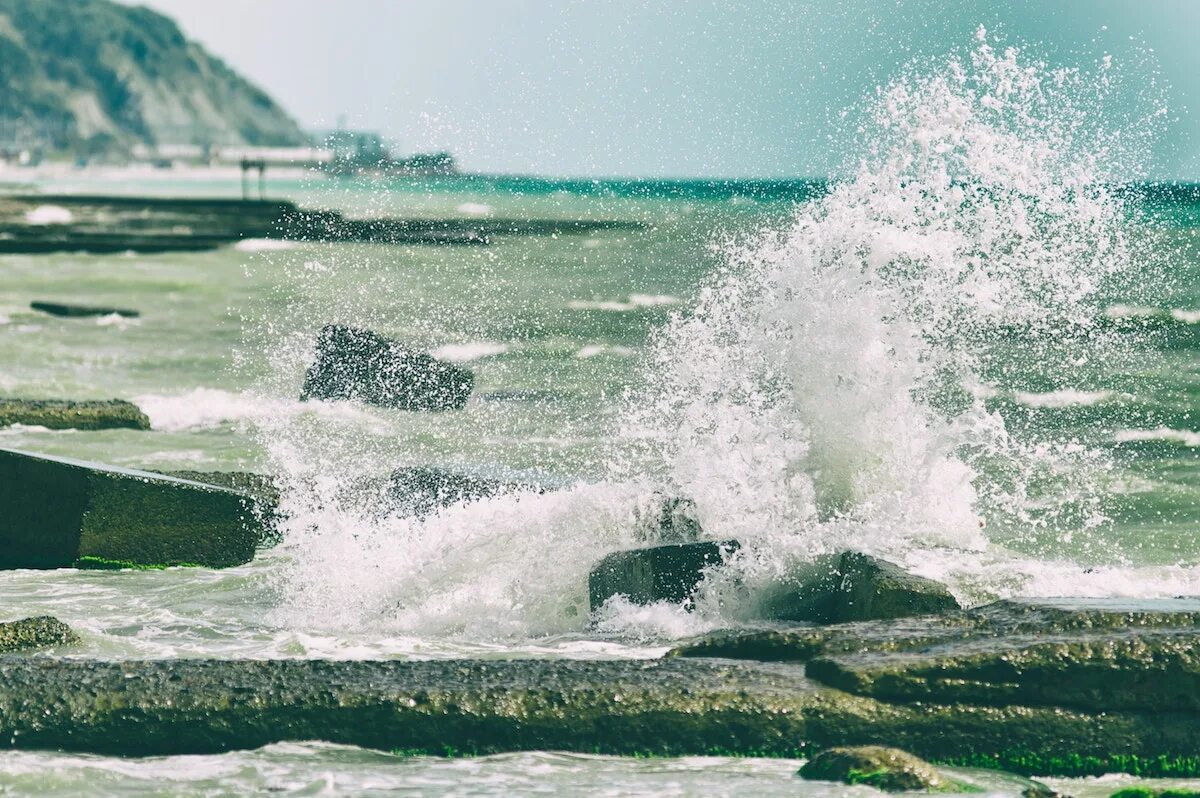 Брызги моря. Всплеск моря. Море волны брызги. Море брызги камни.