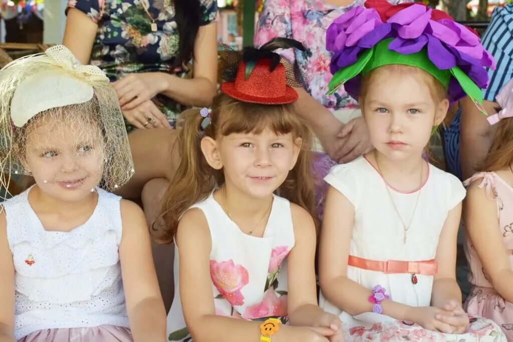 Парад шляп в англии. В детском саду. Праздник шляп. Праздник шляп. Шляпа "карнавал".