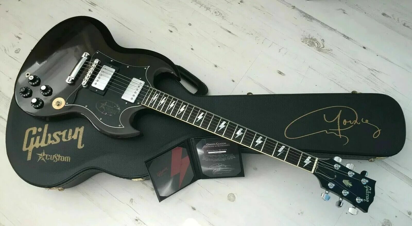 Gibson SG Angus young vos Custom shop 2009. Gibson SG Angus young Signature. Angus young 2009 SG Gibson. Gibson SG Angus young vos Custom.