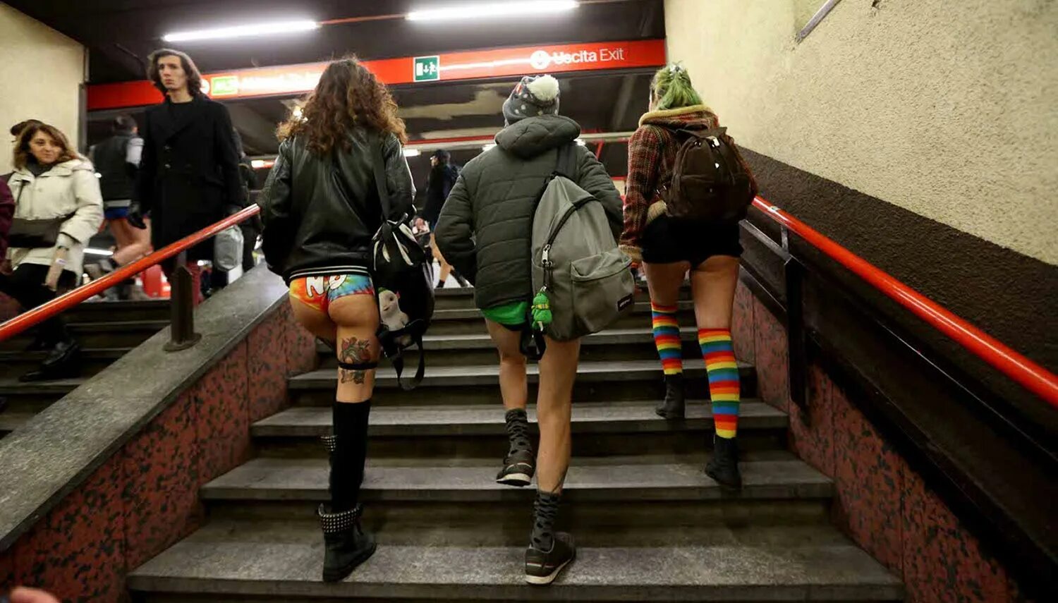 Без штанов без цензуры. No Pants Subway Ride Москва. В метро без штанов. Красивые женщины без штанов. Девушка без штанов и трусов.