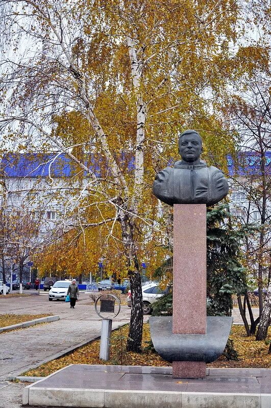 Памятник Романенко в Бузулуке. Памятник бюст Романенко в Бузулуке. Памятник Юрию Романенко Бузулук. Памятники г Бузулука. П бузулук