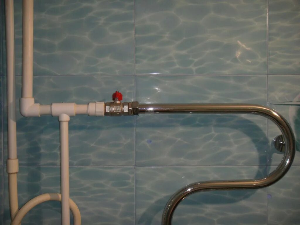 Разводка воды металлопластиковыми трубами. Водопровод из полипропиленовых труб. Монтаж трубы полипропиленовой ф20. Трубы для отопления полипропилен 25 мм. Компенсатор на гвс полипропилен.