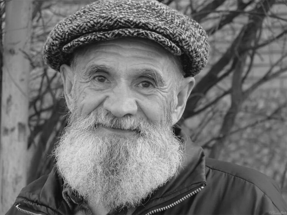 Старый мужчина. Счастье дедушки. Дед. Дедушка. Бородатый дед.