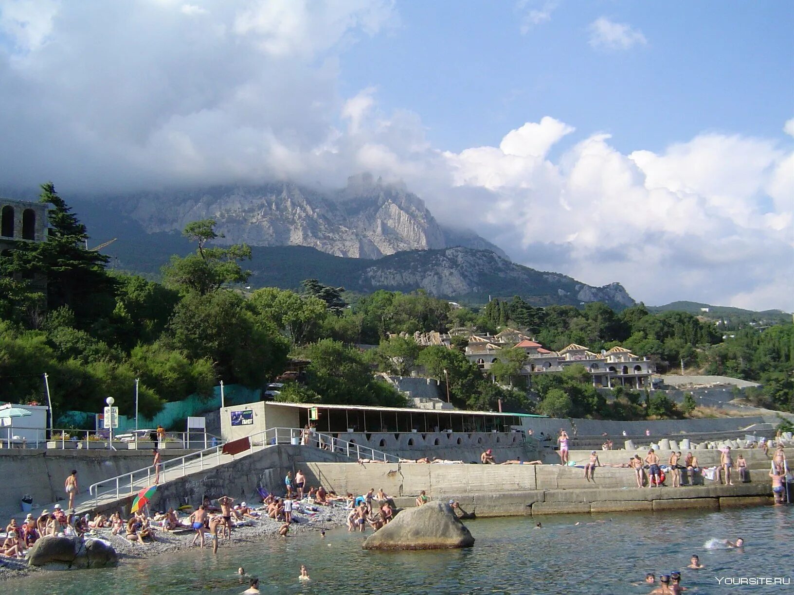 Воронцовские купальни в Алупке. Пляж Воронцовские купальни Алупка. Южный берег Крыма Алупка. Алупка Крым набережная.