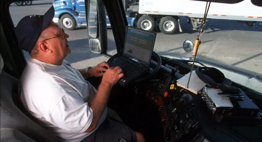 Dalnaboishik. Дальнобойщики австралии 1 сезон. Водитель фуры. Сергей мухортов дальнобой. Водитель грузового автомобиля.