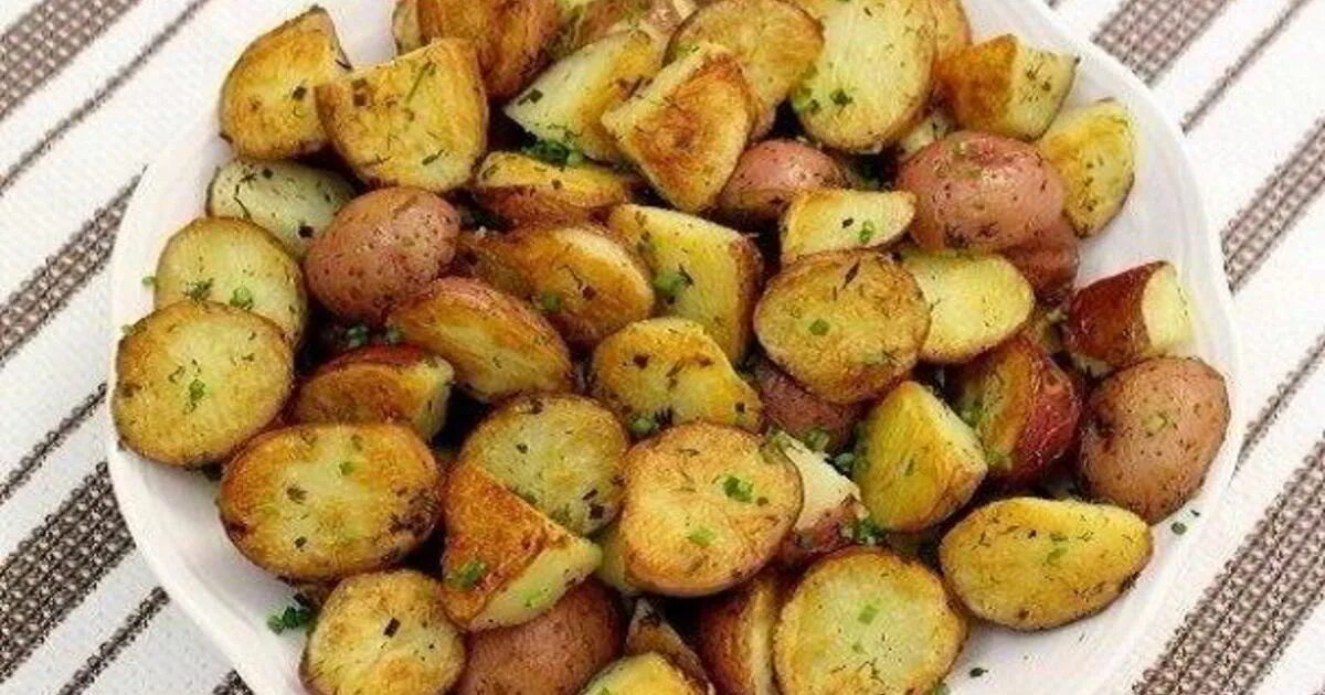 Запеченная картошка на мангале. Вареная картошка с грибами. Картошка на углях. Вареная картошка. Картошка с сыром в микроволновке.