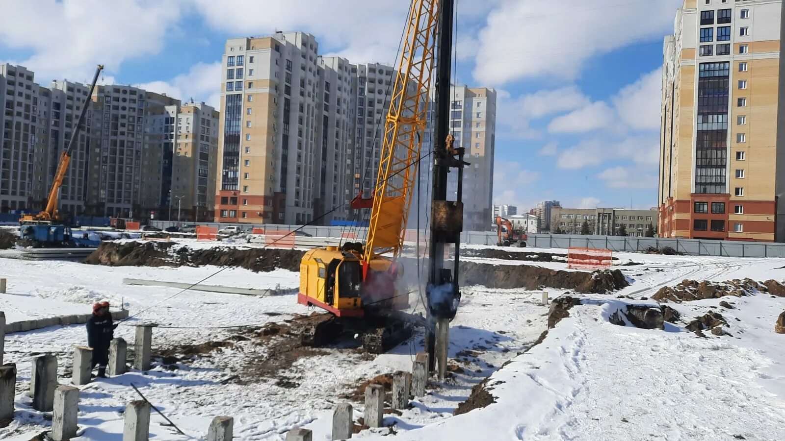 Дом на берегу омск. Микрорайон серебряный берег Омск. Строительство школы серебряный берег Омск. Школа в микрорайоне серебряный берег Омск. Проект школы в Серебряном береге.