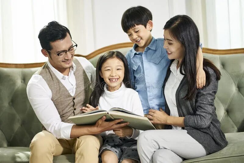Asian parents. Parents watch children's game. Asian parents. Азиатская семья на пикнике. Asian parents.