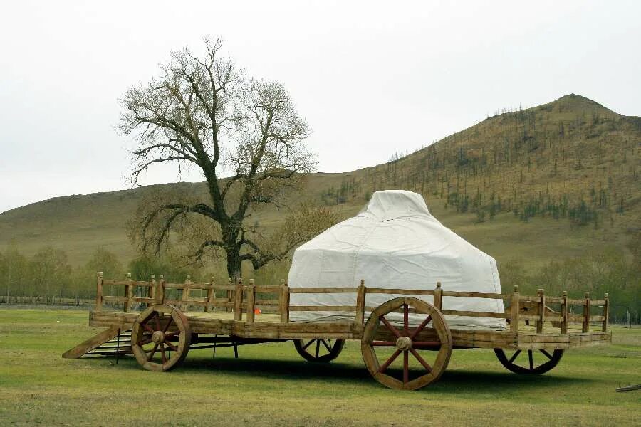Грузовики монголии. Постапокалипсис бандиты. Машины кочевников. Машины кочевников. Монгольские машины.