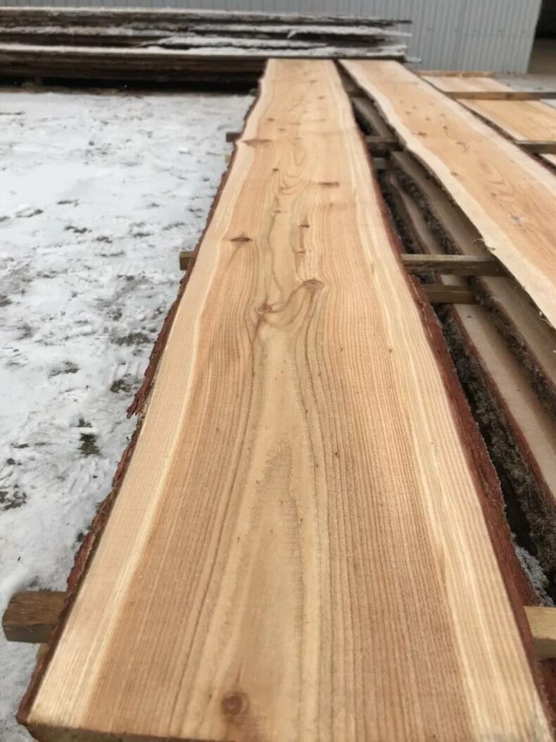 Необрезная доска из лиственницы. Плаха необрезная кедр. Пиломатериал в красноярске. Лиственница необрезная. Лиственница необрезная.