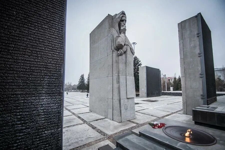 Сиб город. Мемориал города свободного. Мемориал в городе Нетания посвященный войне. Памятник сближающихся фигур.