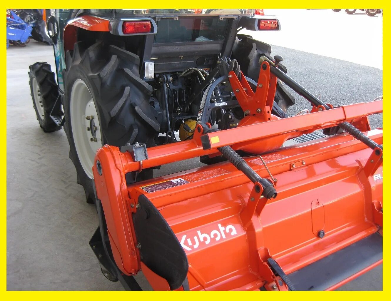 Мини трактор кубота. Kubota минитрактор. Мини-трактор Kubota l3108 4wd. Самосвальный кузов мини трактора Кубота. Аккумулятор на минитрактор Кубота kri65.