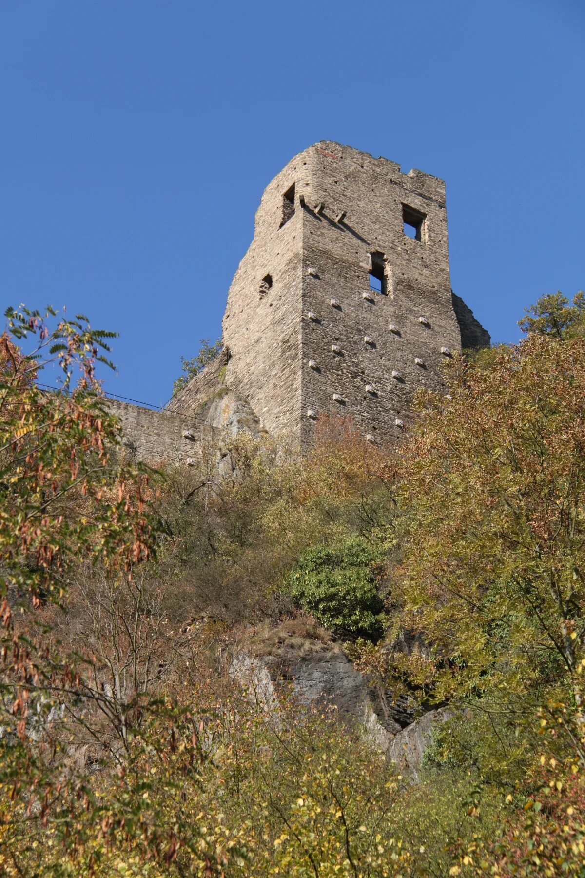 Fortress building. Башня Марлинского. Сигулда развалины. Сторожевая башня Марлинского. Башня замка.