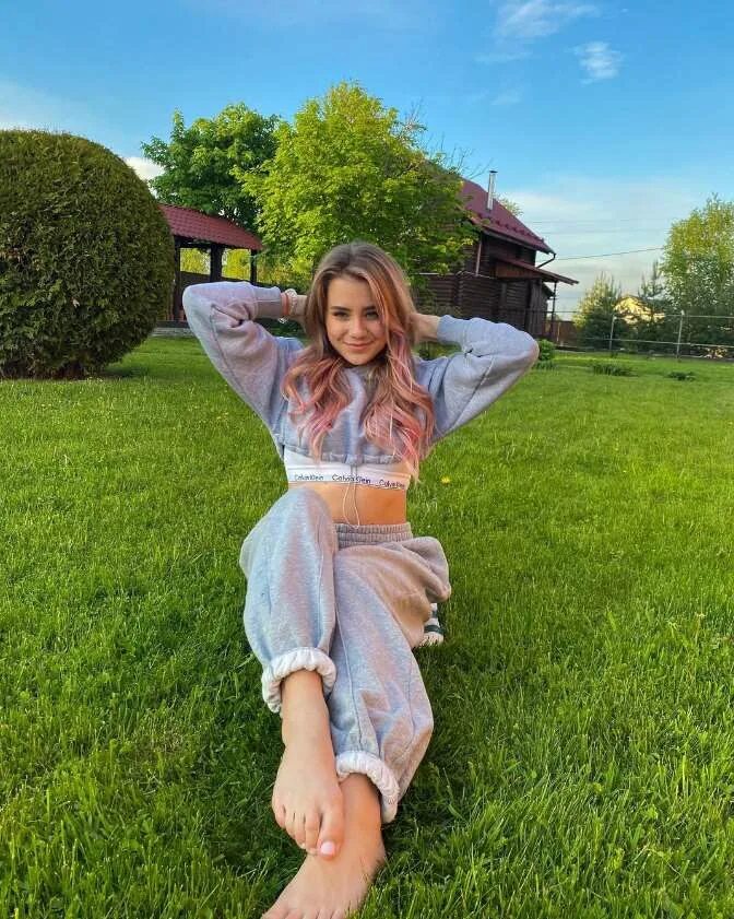 катя адушкина ножки. катя адушкина 18. катя адушкина 2021. катя адушкина. катя адушкина ножки.