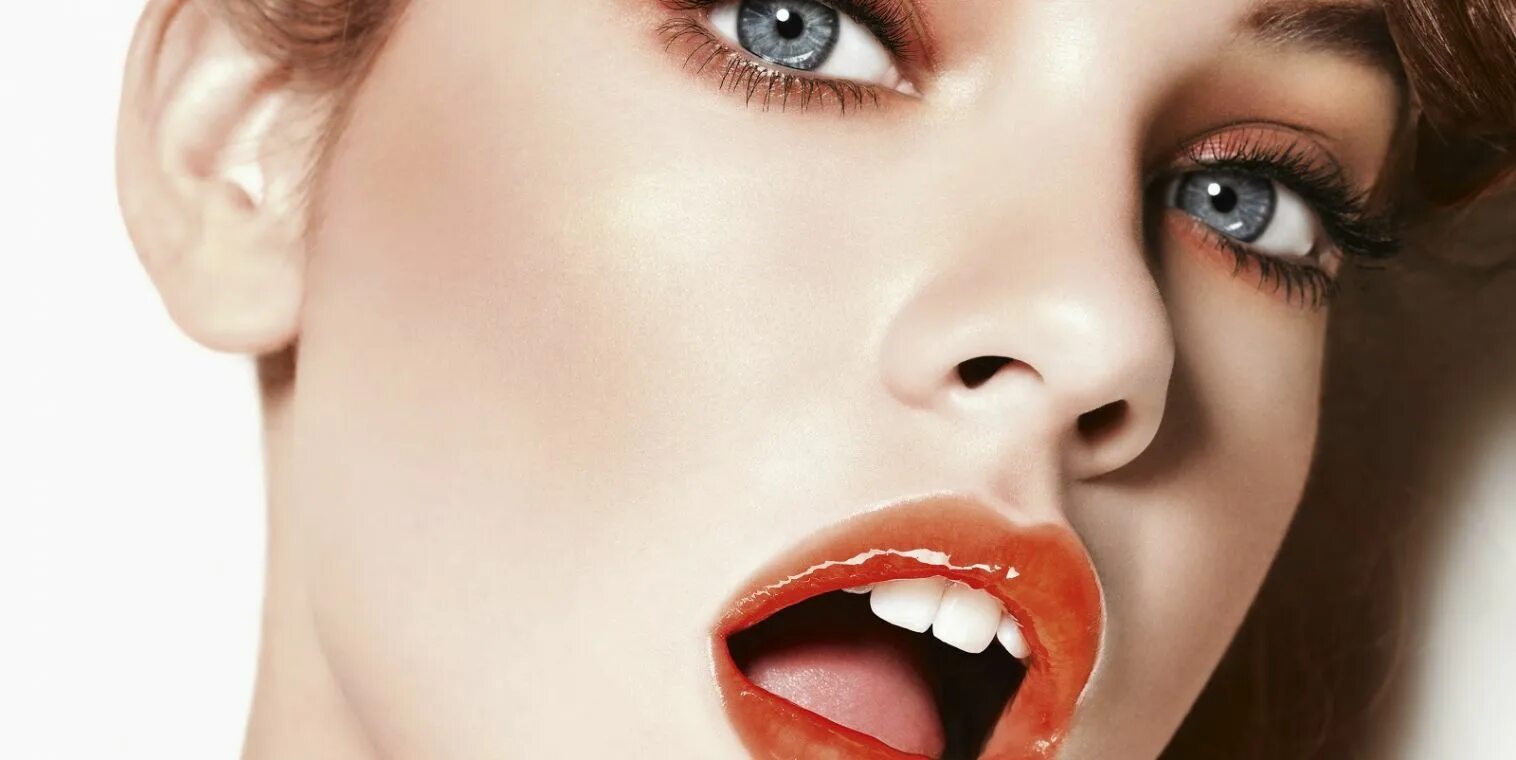 Красивые девушки с открытым ртом. Лицо с глазами. Смотрит в глаза и губы. Красивые губы. Меган рейн открыла рот.