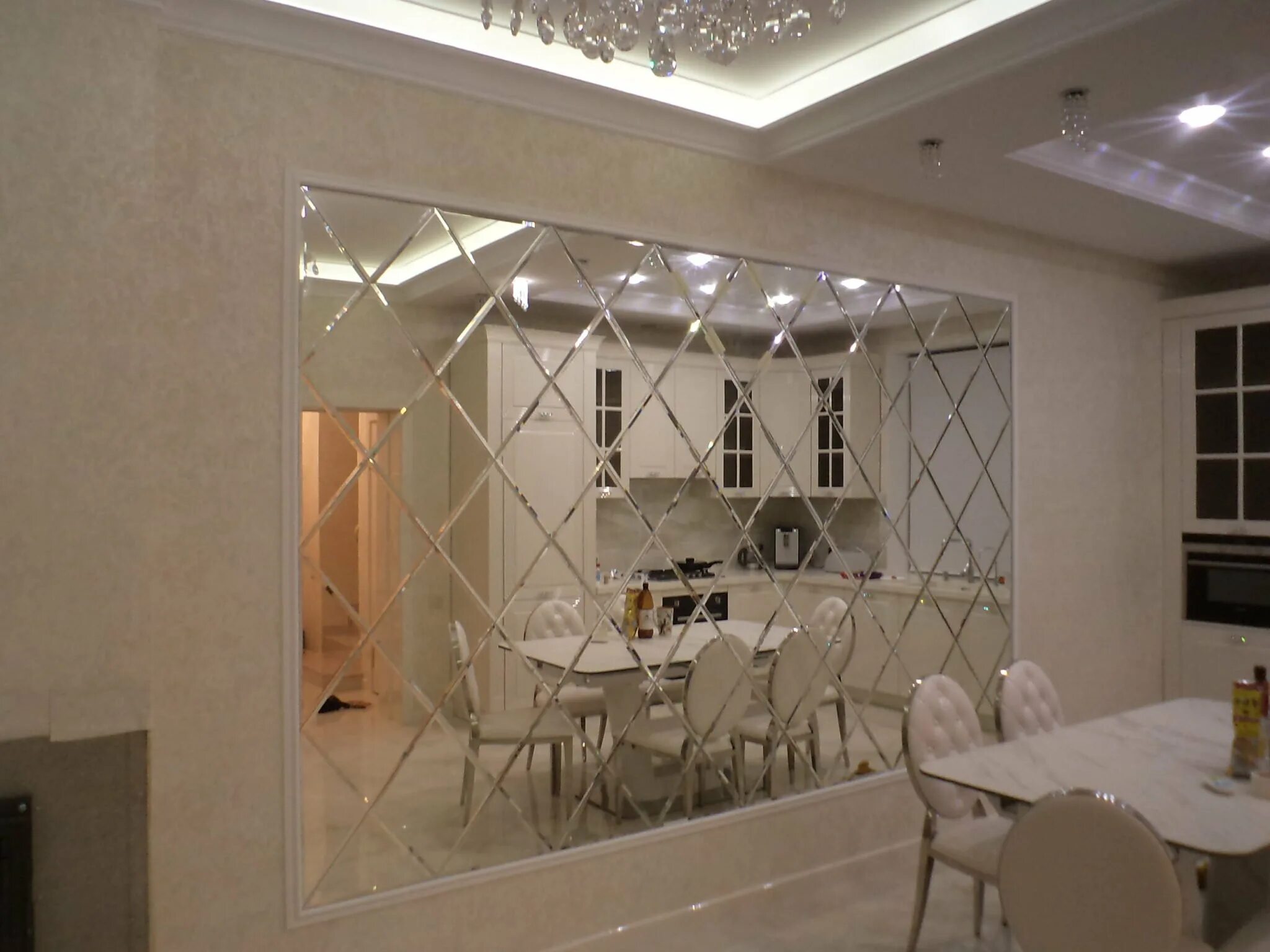 Фацет 10 мм на зеркале. Декор зеркала. Настенные зеркала в интерьере. Сделать зеркальное. Керама марацци зеркальная плитка с фацетом.