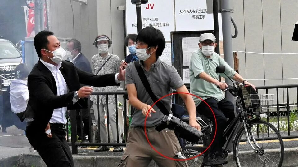 Япония покушение. Покушение на премьер министра Японии. Японская полиция. Полицейские в Японии.