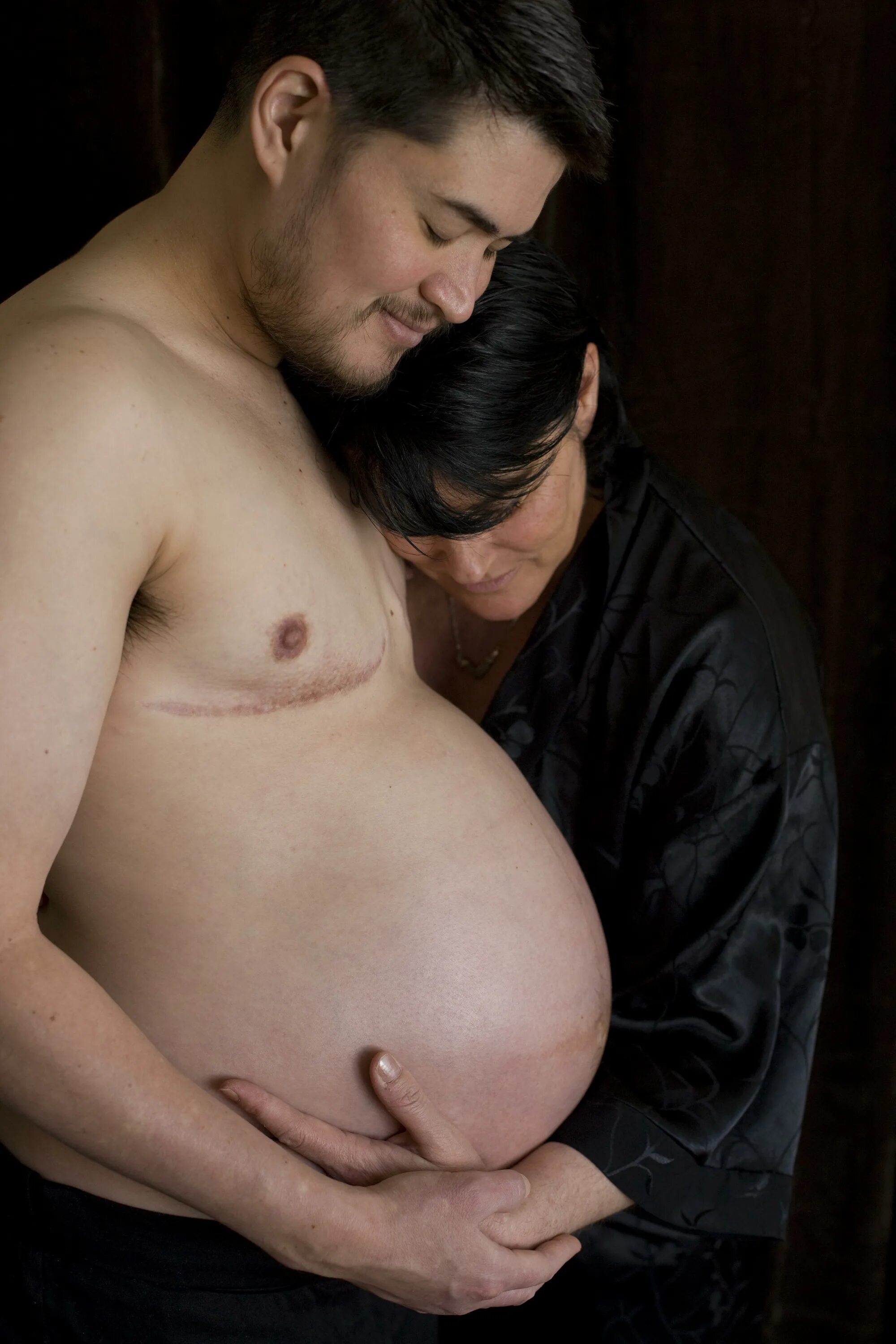 Может ли мужчина быть беременным. Томас бити thomas beatie. томас битти мужчина родивший. беременный мужик томас битти. томас бити первый беременный мужчина.