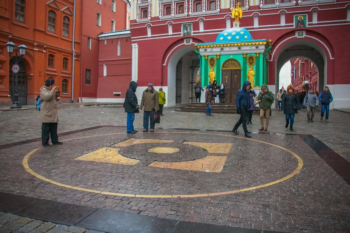 Нулевой километр на красной. Нулевой километр на Манежной площади. Нулевой Меридиан в Москве. Нулевой Меридиан на красной площади. Москва Манежная площадь нулевой километр.