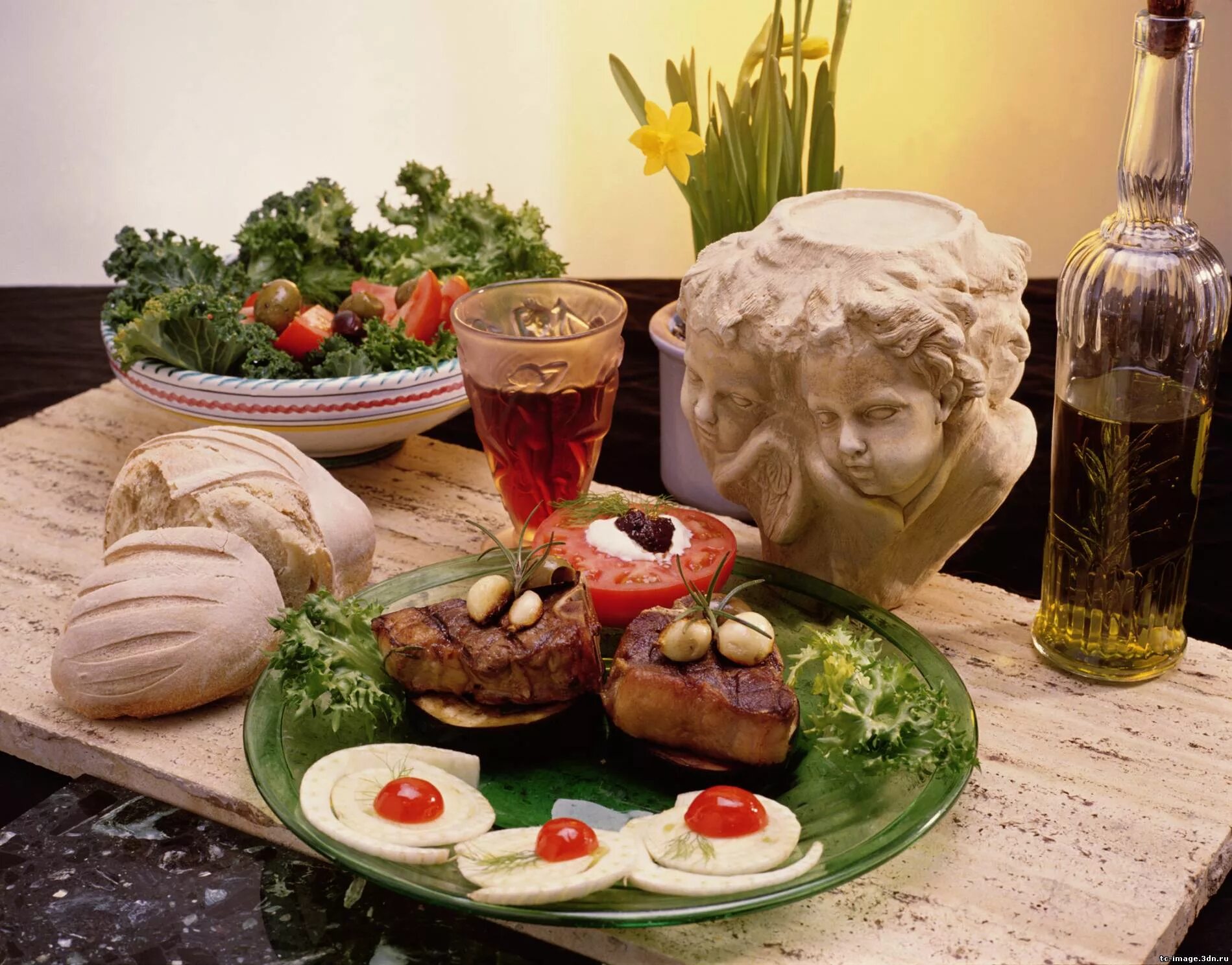 Спагетти с фрикадельками в томатном соусе. Блюда вместе. Блюда вместе. Китайская кухня. Блюда на столе.