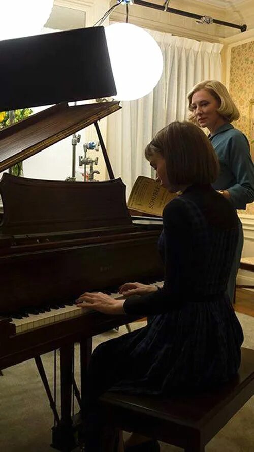 Carol piano. Кейт Бланшетт на пианино. Актриса на фортепиано. Девочка в фильме пианино. Актриса за роялем в театре.