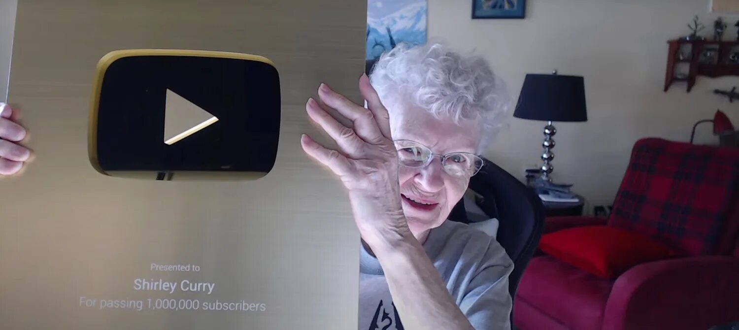 Канал бабка сказала. Shirley Curry. Бабушка скайрим. 82х летняя бабушка геймер скайрим.