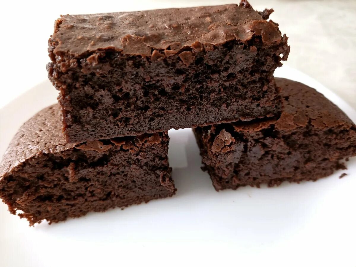 Как приготовить брауни в домашних. Торт Брауни шоколадный. Шоколадный бисквит Брауни для торта. Брауни ПП бисквит. Влажный Брауни.