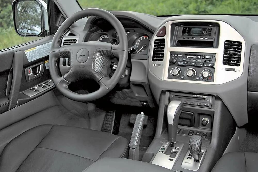 Pajero sport 2006. Mitsubishi Pajero 2000 салон. Mitsubishi Pajero 3 поколение салон. Mitsubishi Pajero 2 салон. Митсубиси Паджеро 2 салон.