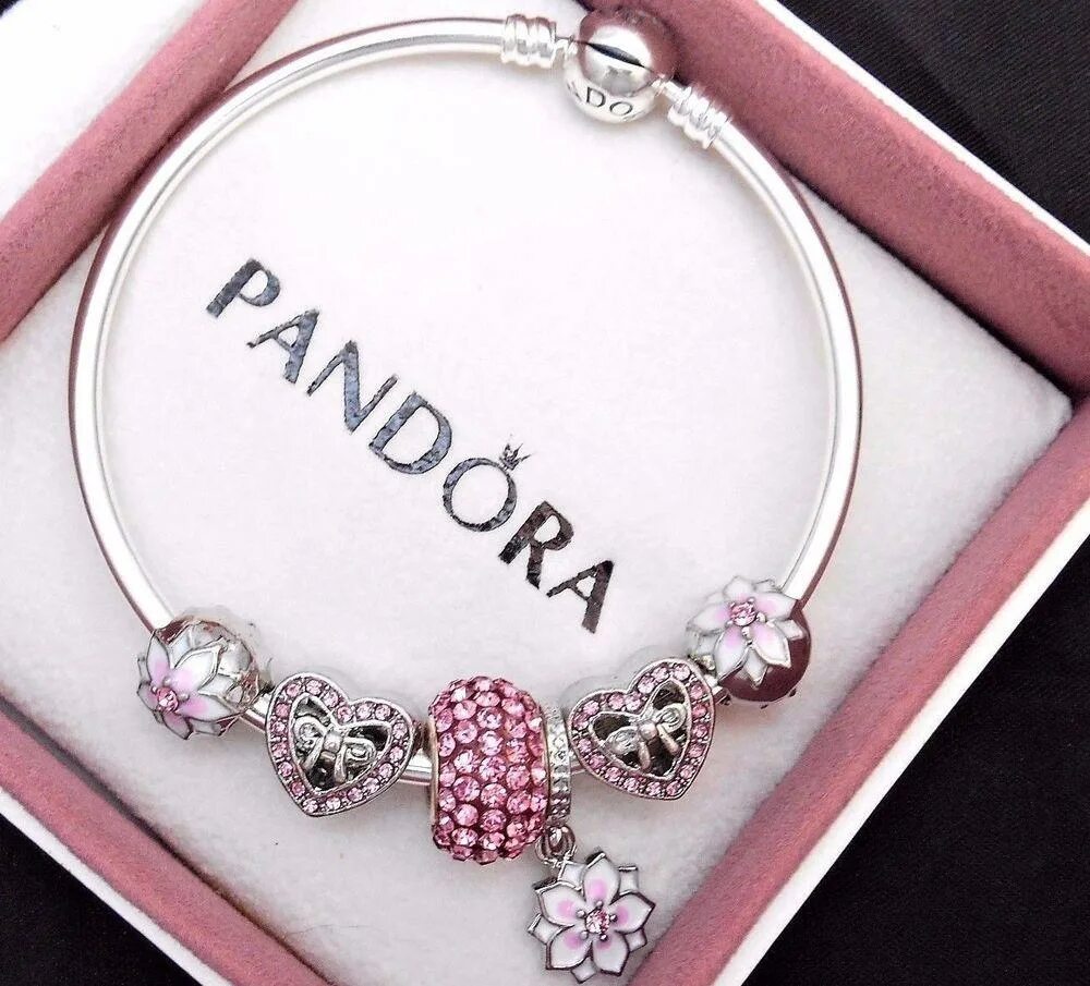 Браслет пандора с 3 шармами. Pandora браслет розовое золото. Реклама пандора браслет. Как сейчас называется пандора. Пандора the connector.