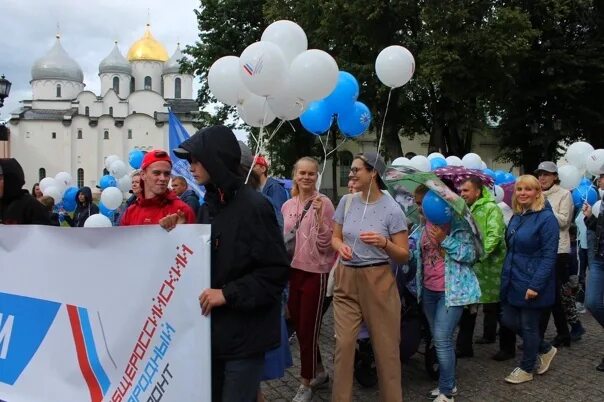 Парад семей. Парад семей на день семьи. Тематические парады для семей. Картинка семья на параде. Парад семей на день семьи.