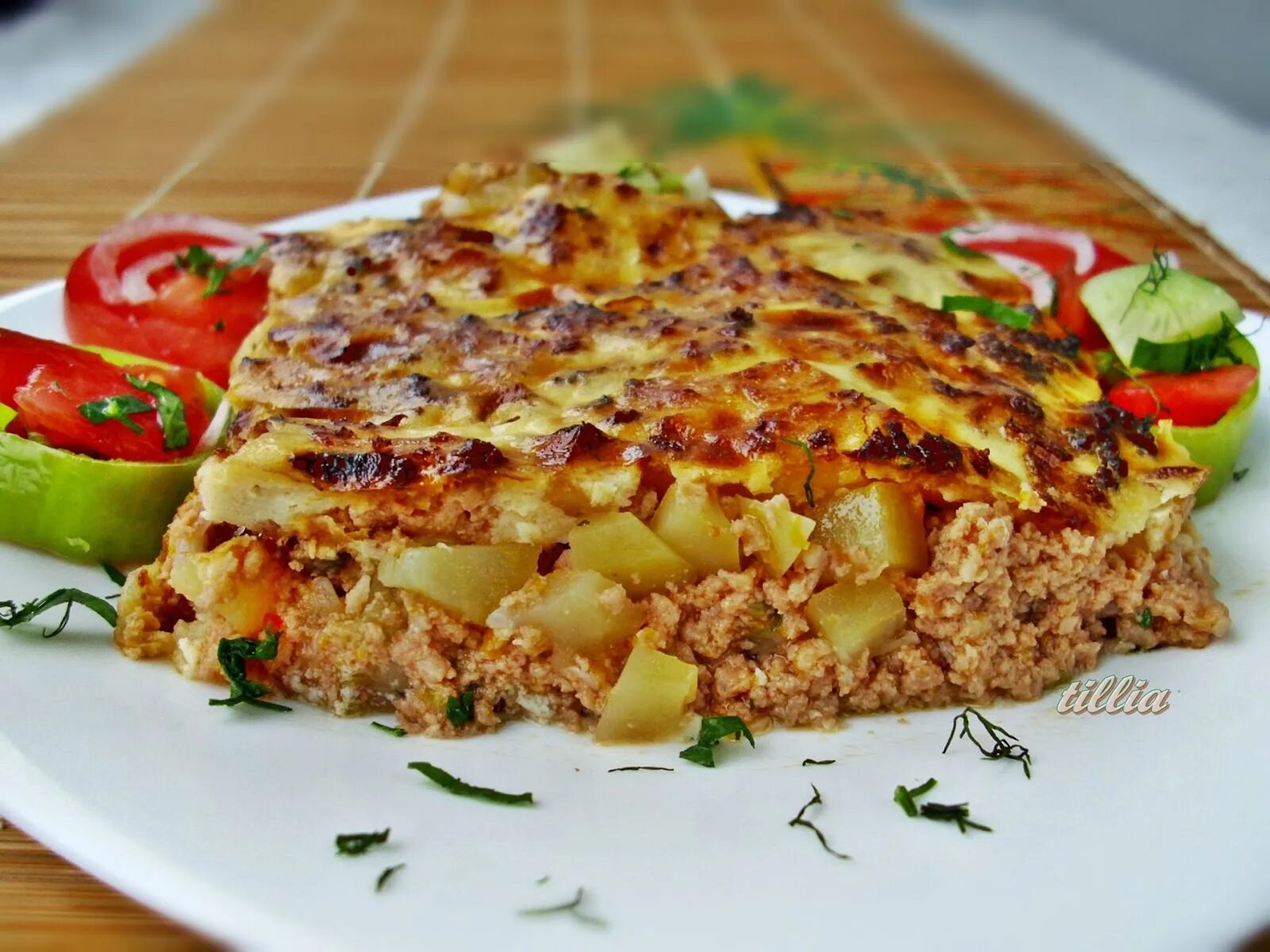 Мусака афинская. Греческая запеканка мусака. Греческая мусака с соусом бешамель. Греческая мусака с баклажанами. Мусака молдавская.