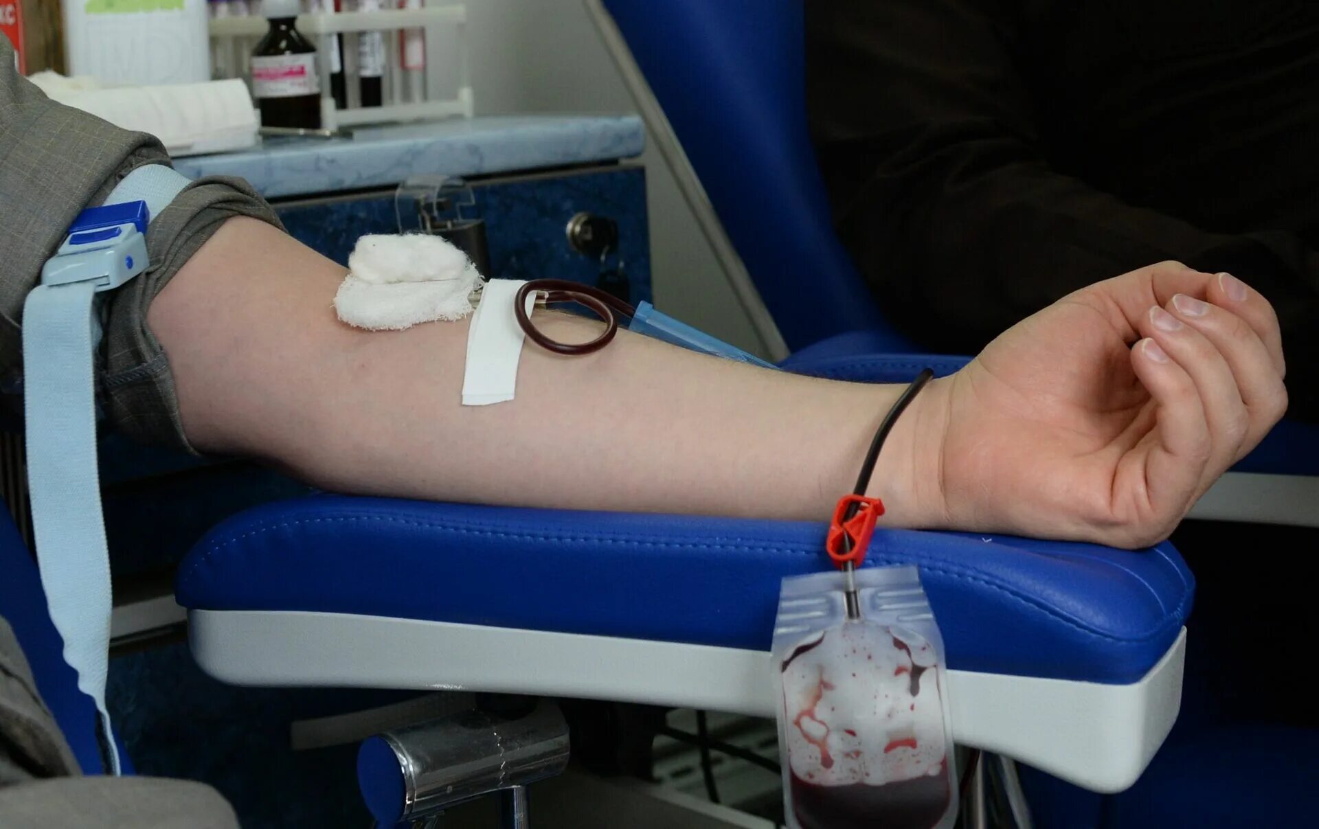 Донор крови. Сдача крови. Переливание крови фото. Рук донора