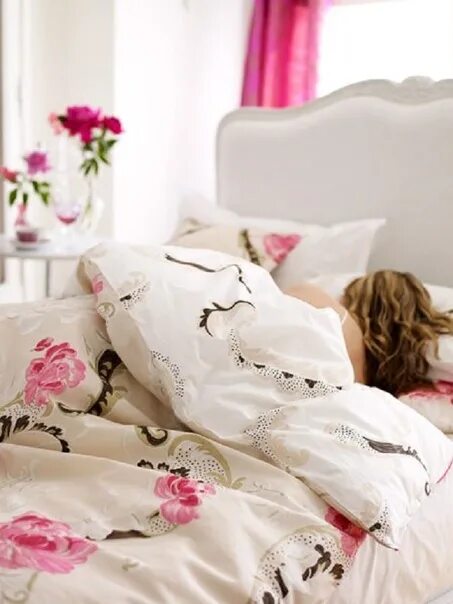 Девушка белье постель. Постельное белье. Цветы в постель. Красивое постельное белье. Кровать с постельным бельем в цветочек.