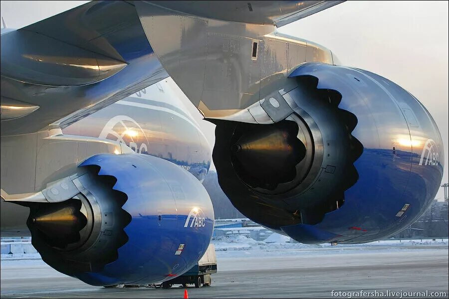 Двигатель самолета боинг 747. Двигатель б 747 8. Турбина боинг 747. Genx-2b67 двигатель. Двигатель самолета боинг 747.