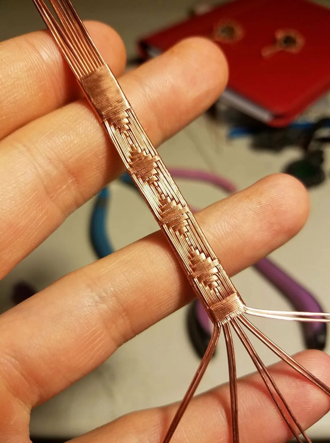 Провод изготовлен из меди. Wire wrapping wire провода. техника wire wrap оплетка. плетение из проволоки. плетеные браслеты из проволоки.