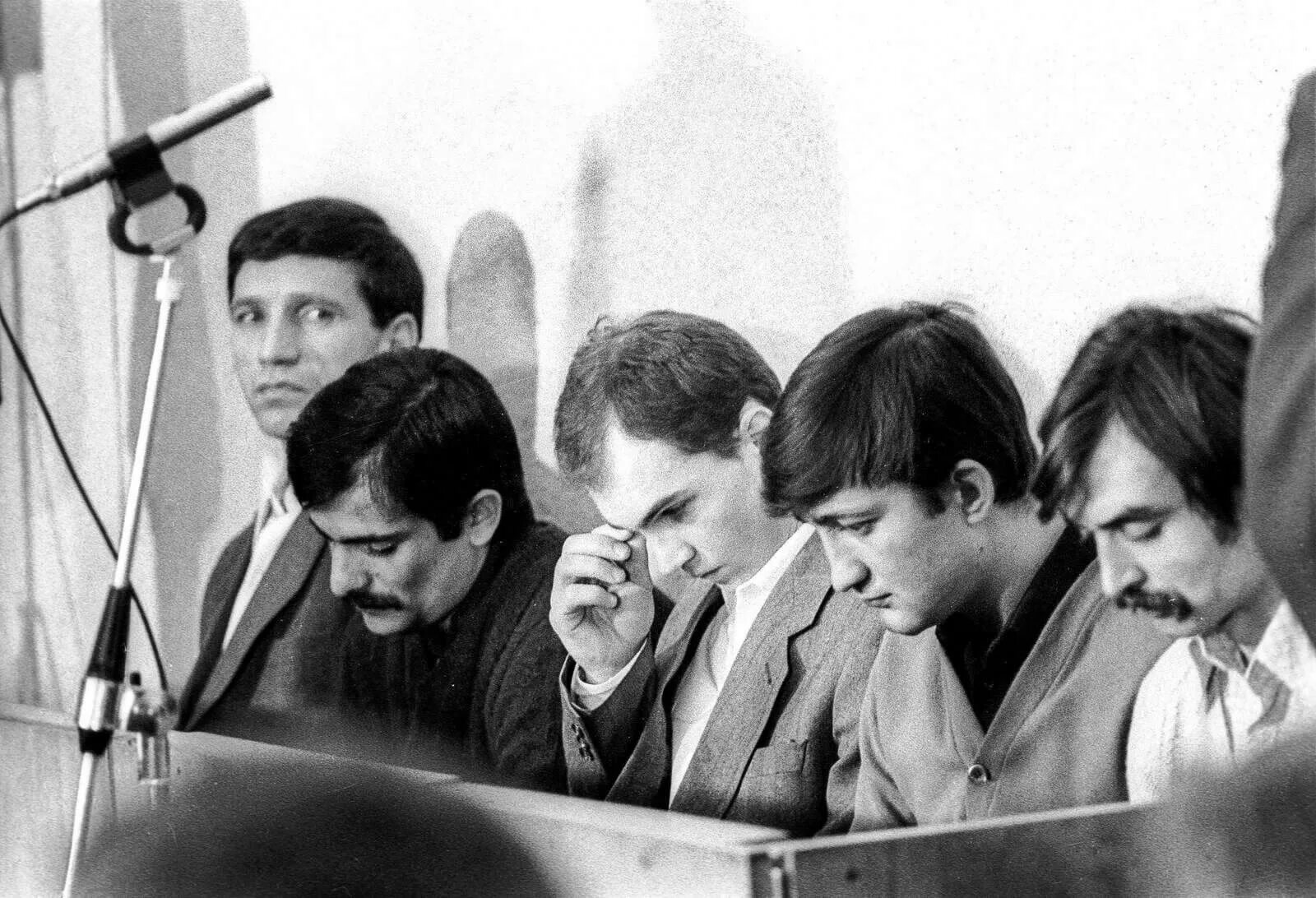 Автобусы 1990 годов. Захват заложников в орджоникидзе 1988. Северная осетия 1988 захват автобуса. Северная осетия 1988 захват автобуса. Захват заложников в орджоникидзе 1988.